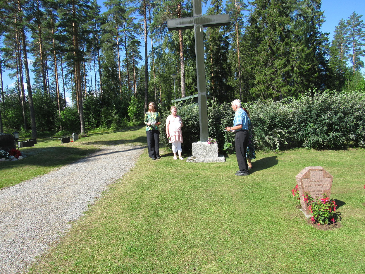 Kunnioitimme sankarivainajia Vuoriniemen sukutapaamisen yhteydessä. Vasemmalta Anneli Silventoinen, Anne Poutanen, Eija Haiko ja Aarre Tepponen.